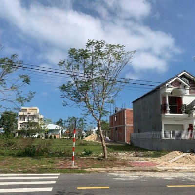 Biệt thự mặt tiền 12m, cạnh Trung Tâm Thương Mại