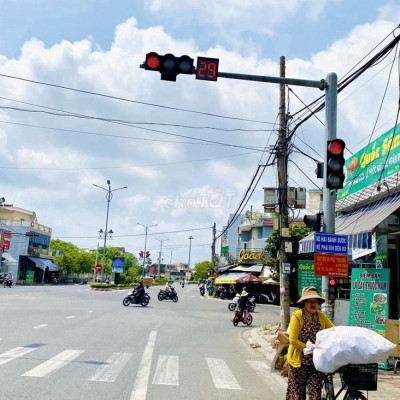 Chính chủ bán gấp lô mặt tiền đường 9m5 thông thẳng QL1A/ Bao thuế phí