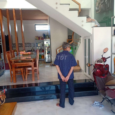 Nhà 2 tầng sau lưng cocobay sân golf đà nẵng