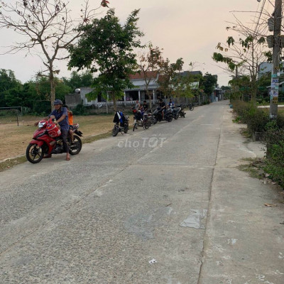 3 Lô liền kề sát QL1A giá 690tr. 2 mặt tiền trước sau đường 7m,gần chợ