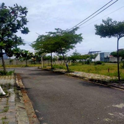 Bán lô đối diện công viên gần đại học fpt