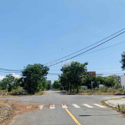 Cơ hội vàng: Bán lô đất đối diện công viên với giá cực tốt!