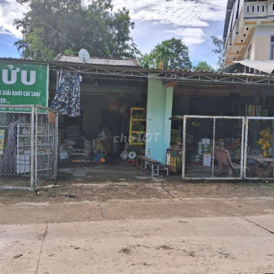 Cho thuê mặt bằng kinh doanh có phòng ở vệ sinh nhà bếp.