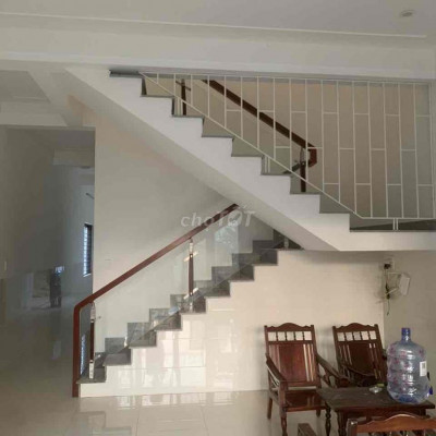 Nhà 2 tâng moi toanh Cẩm Nam HôiAn 100m đug oto Giá chi 2t650