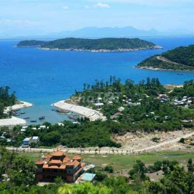 Diện tích 300m2 Trên đất có nhà cấp 4 với 3 phòng ngủ nhỏ .