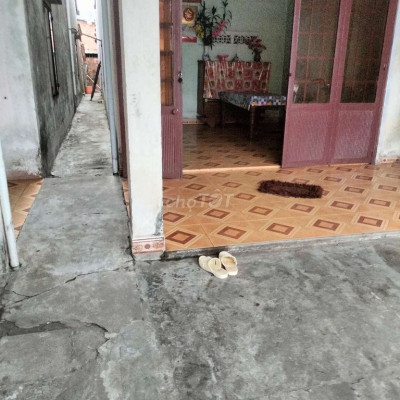 Nhà sát trường mẫu giáo sát sân banh.gần khu công nghiệp