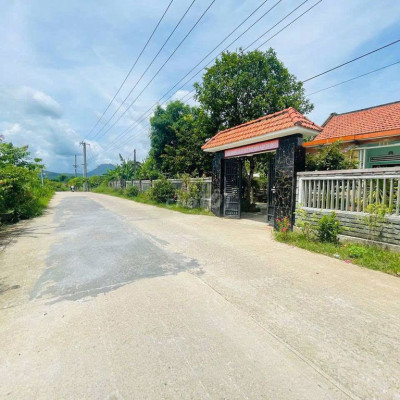 Bán lô góc 1000 m2 có thổ cư ngang 32m, giá 9xx triệu, đường rộng 7.5m