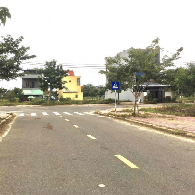 Lô góc 10 x 25 gần chợ, đường sá như hình tiện kinh doanh, buôn bán