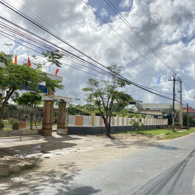 2 lô liền kề ngang 10m ngay chợ La Thọ,gần trục chính 33.Giá 640tr/1lô