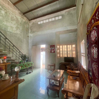 bán căn nhà kiệt cấp 4 gác đúc kiên cố, cũ nước sơn