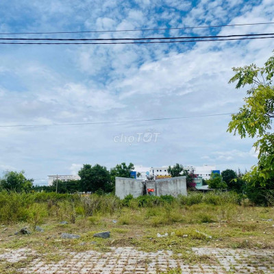 mặt tiền đường lớn, đối diện công viên, thuận tiện xây căn hộ