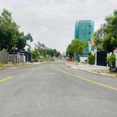 Biệt thự 16m ngang cạnh FPT city, đối diện công viên