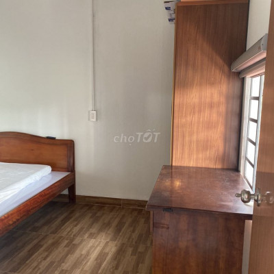 Cho thuê nhà đẹp FULL NỘI THẤT, có sân vườn , ngay ngã tư Điện Ngọc