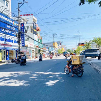 Lô biệt thự ngang 11m cạnh phố chợ trung tâm cách QL1A chỉ 300m/Sổ sẵn