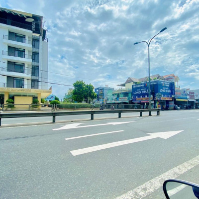 190m2 ngang 14m cách QL1A chưa tới 1km,sát trục chính Hùng Vương.