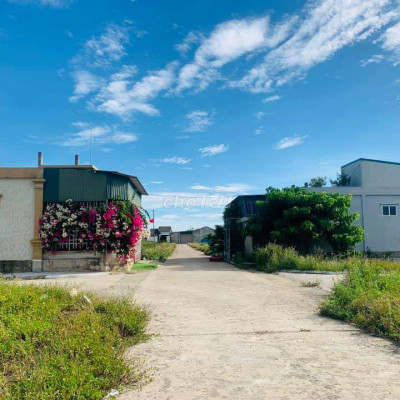 siêu phẩm lô góc 2 mặt tiền gần ql1a trạm thu phí giá 700 triệu