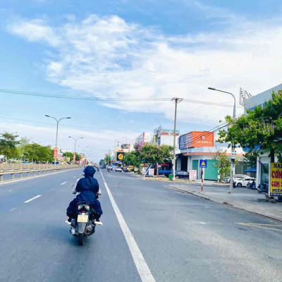 LỜI NGAY KHI MUA - Lô 120m2 view sông ngay trung tâm thị trấn sát QL1A