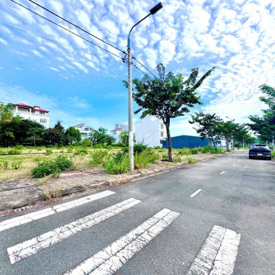 KĐT Green City trục thông sát sông Cổ Cò đường 5m5, S:100m2 ( sổ hồng)