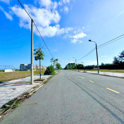 Đất sổ đỏ KĐT Ngọc Dương đường 10m5 trục chính thông ra đường biển