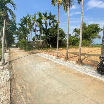 Còn lô cuối Trục chính điện hồng , gần đường chính