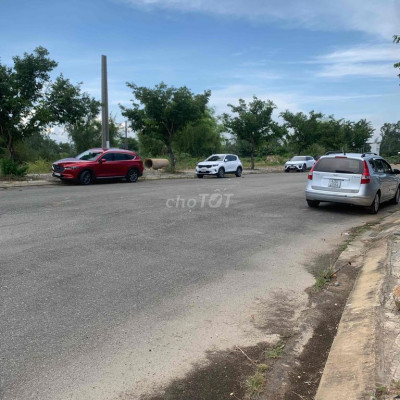 khu đô thị số 4 *** 1 lô 90m hướng đông nam, sát FPT, sát sông co