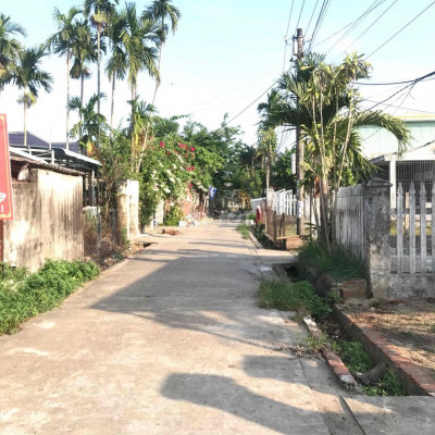 Nhà cho thuê kiệt bê tông rộng 3m. Cạnh ngã tư Điện ngọc