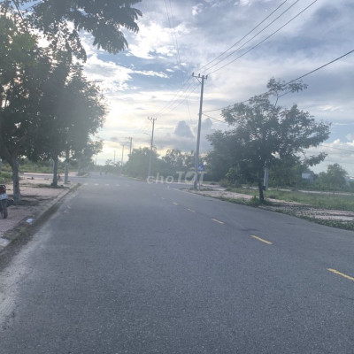 Chợ Lai Nghi (có sổ): Giá  có 13 tr/m2; lô góc 2 mặt tiền; trước chợ