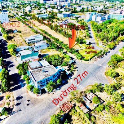 Ngay cổng chính Đại Học và Bệnh Viện Y Khoa Phan Châu Trinh . Sát FPT