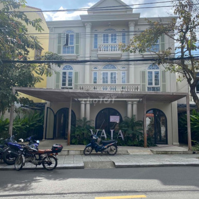 cho thuê khách sạn 18 phòng có hồ bơi-diện tích 500m2- đường cửa đại