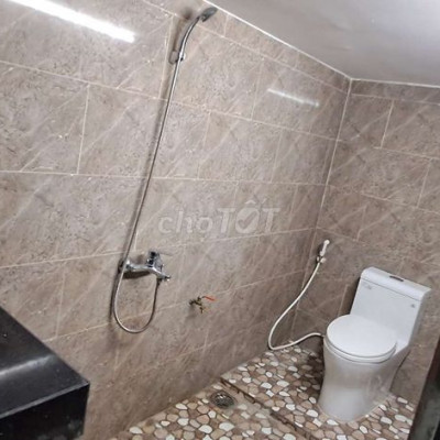 Cho thuê nhà mặt tiền 7m5 2 tầng 4 pn đường Ngô Tất Tố chỉ 5tr