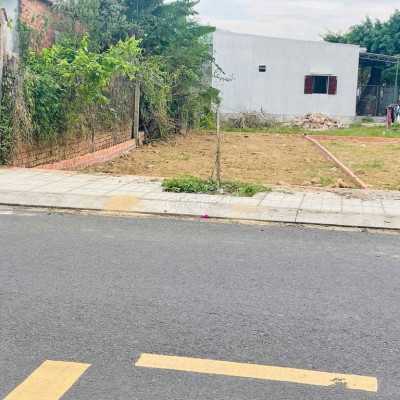 Mặt đường chính khu trung tâm Chợ Huyện nam Phước