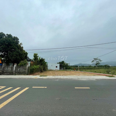 Vị trí đắc địa - Trung tâm thị trấn, mặt tiền đường lớn