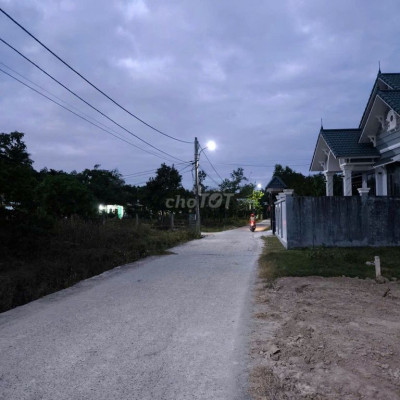 Đối diện Uỷ ban Điện tiến,cách đường nhựa 20m 186m2 vuông vứt