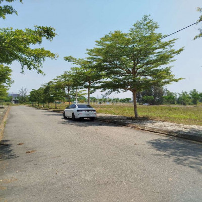 bán lô gần sông số 4 bên fpt 122,5m2