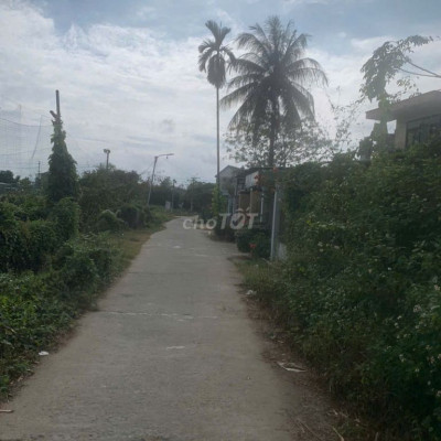 170mv ngang 8.5m đối diện sân bóng đá và trường học