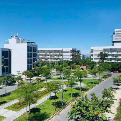 Ngay sát KĐT FPT, cần bán GẤP lô hướng Đông, trục thông, giá tốt!!!