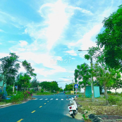 Mặt tiền đường Lê Đức Thọ, trục thông dài