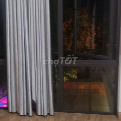 nhà hoặc phòng, đầy đủ tivi, tủ lạnh, điều hòa, máy giặt, nấu ăn.....