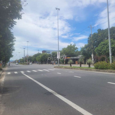 Cần bán gấp nhà xưởng mặt tiền Trần Hưng Đạo,khu sầm uất,đông đúc