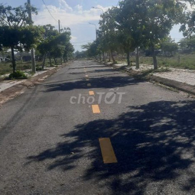 Cần tiền bán nhanh lô đất 80m2 đường nhựa 5,5m gần trường Victoria