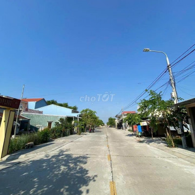 chủ bán lỗ lô 300m2 ngang 10m ngay chợ và trường học sát trục chính