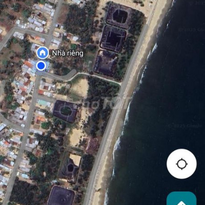 Nhà ở mặt đường chính ra biển cách 100 m .cách sân bay chu lai 5km