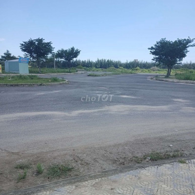 lô góc khu đô thị số 4 đường thông FPT ,view sông cổ cò ,đẹp sạch