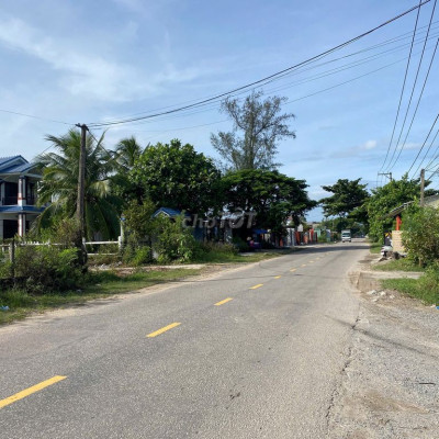 Đường Lạc Long Quân: Bán l300 m2 (đất ở); 12 tr/m2; tặng 09 phòng trọ.